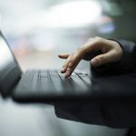 <center>FACULDADE DO RIO DE JANEIRO É CONDENADA A PAGAR DIFERENÇAS SALARIAIS A PROFESSOR PELA REDUÇÃO DA CARGA HORÁRIA NA MODALIDADE EAD