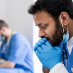 ENFERMEIRO QUE SOFREU RETALIAÇÕES POR DENUNCIAR ERRO MÉDICO OBTÉM RESCISÃO INDIRETA E INDENIZAÇÃO